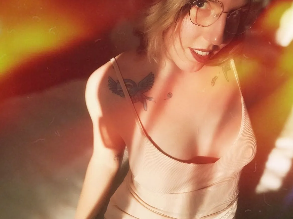 Live sex webcam photo for louisenextdoor #2679252