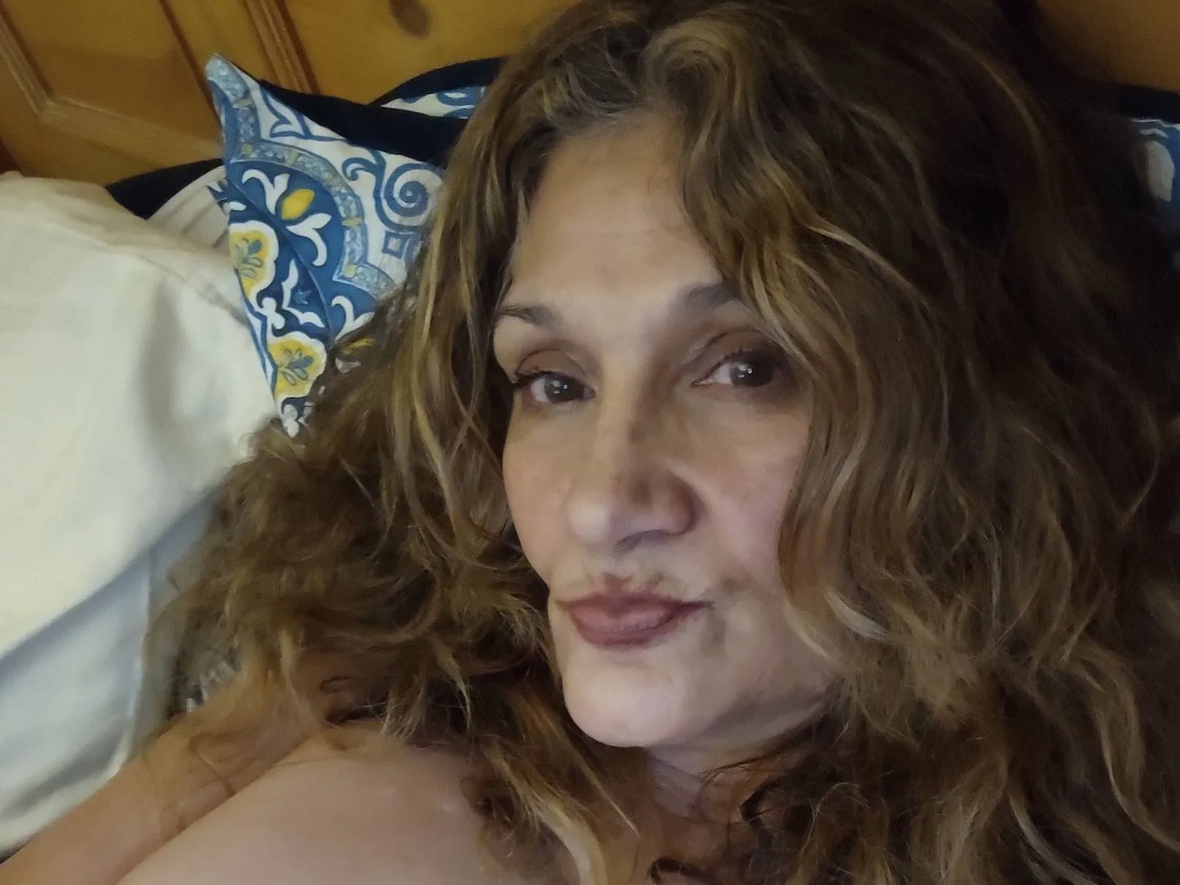 Live sex webcam photo for JizzelleJones #5343361