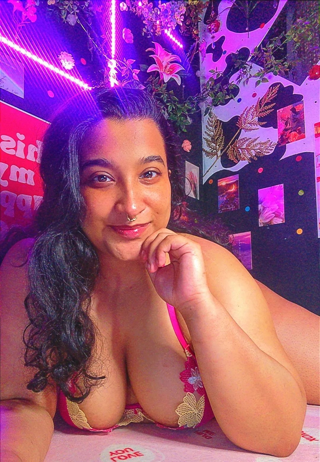 Live sex webcam photo for Munnie #7907554