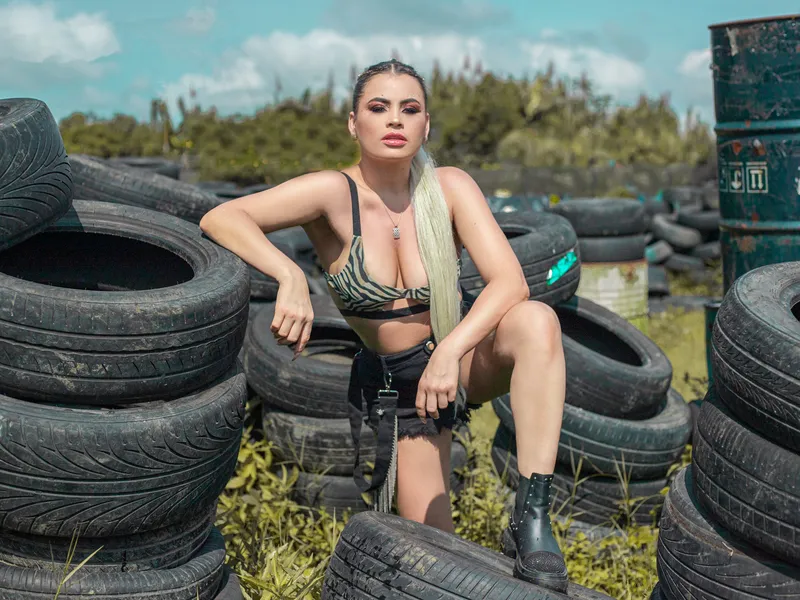 Live sex webcam photo for DenisseColins #3281215