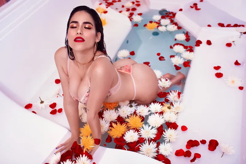 Live sex webcam photo for CaraJenner #2644293