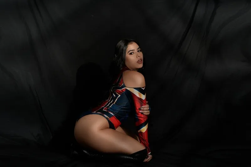 Live sex webcam photo for Lucycolins #3727261