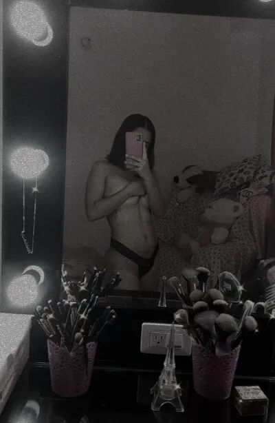 Live sex webcam photo for Emmi_Lol #275629860