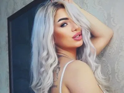 Live sex webcam photo for Irisbella69 #275454936