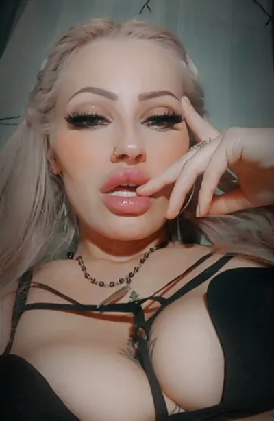 Live sex webcam photo for Lilit555 #275515035