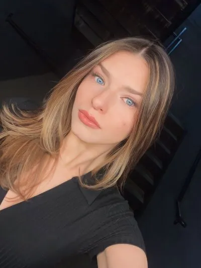 Live sex webcam photo for RyleeGirl69 #275727499