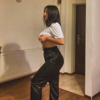 Live sex webcam photo for Syenna28 #277175380