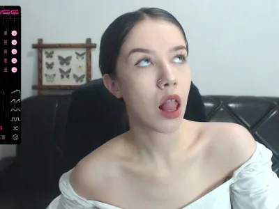 Live sex webcam photo for ellie_kaiser #275420723