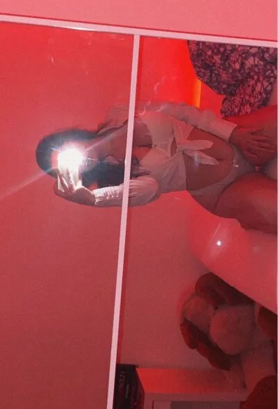 Live sex webcam photo for elliebdy #275548978