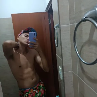 Live sex webcam photo for twinks_return #275680307